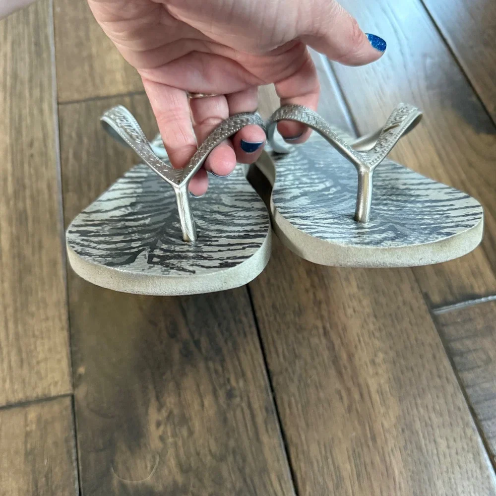 Havaianas Zebra Print Flip Flops Silver Metallic Straps Womens Size 9/10 Grey